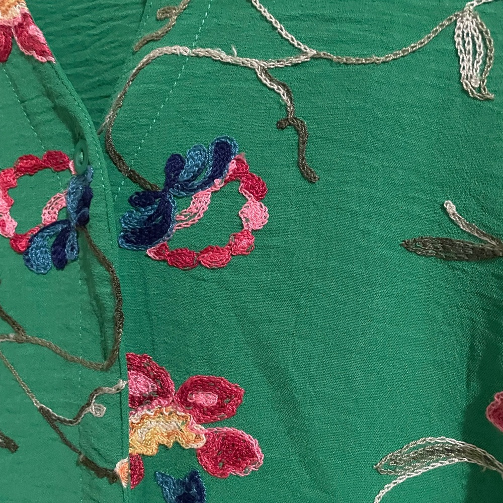 Dahlia Green Floral Embroidered Short Sleeve Blouse - Picture 3 of 4